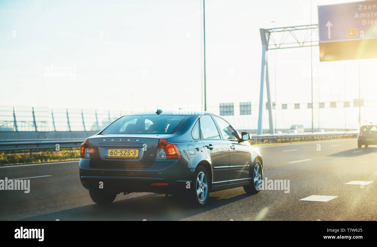 Paesi Bassi - Agosto 17, 2018: Grigio Volvo V40 car guida veloce su olandese sei corsie Foto Stock