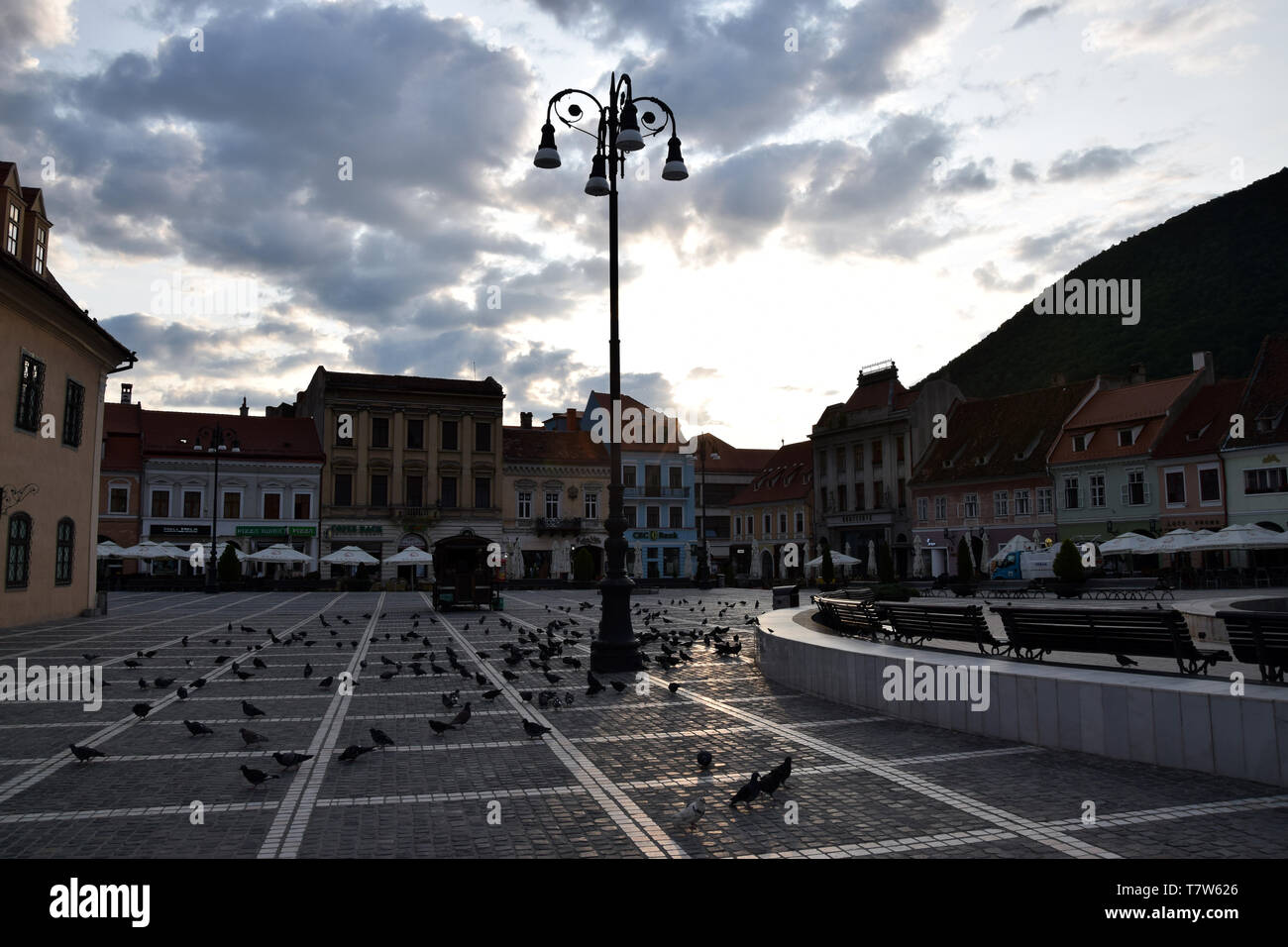 Brasov, Romania - Agosto 2017: Brasov Piazza del Consiglio (Centrul Vechi). Brasov centro citta'. Transilvania, Romania. Foto Stock