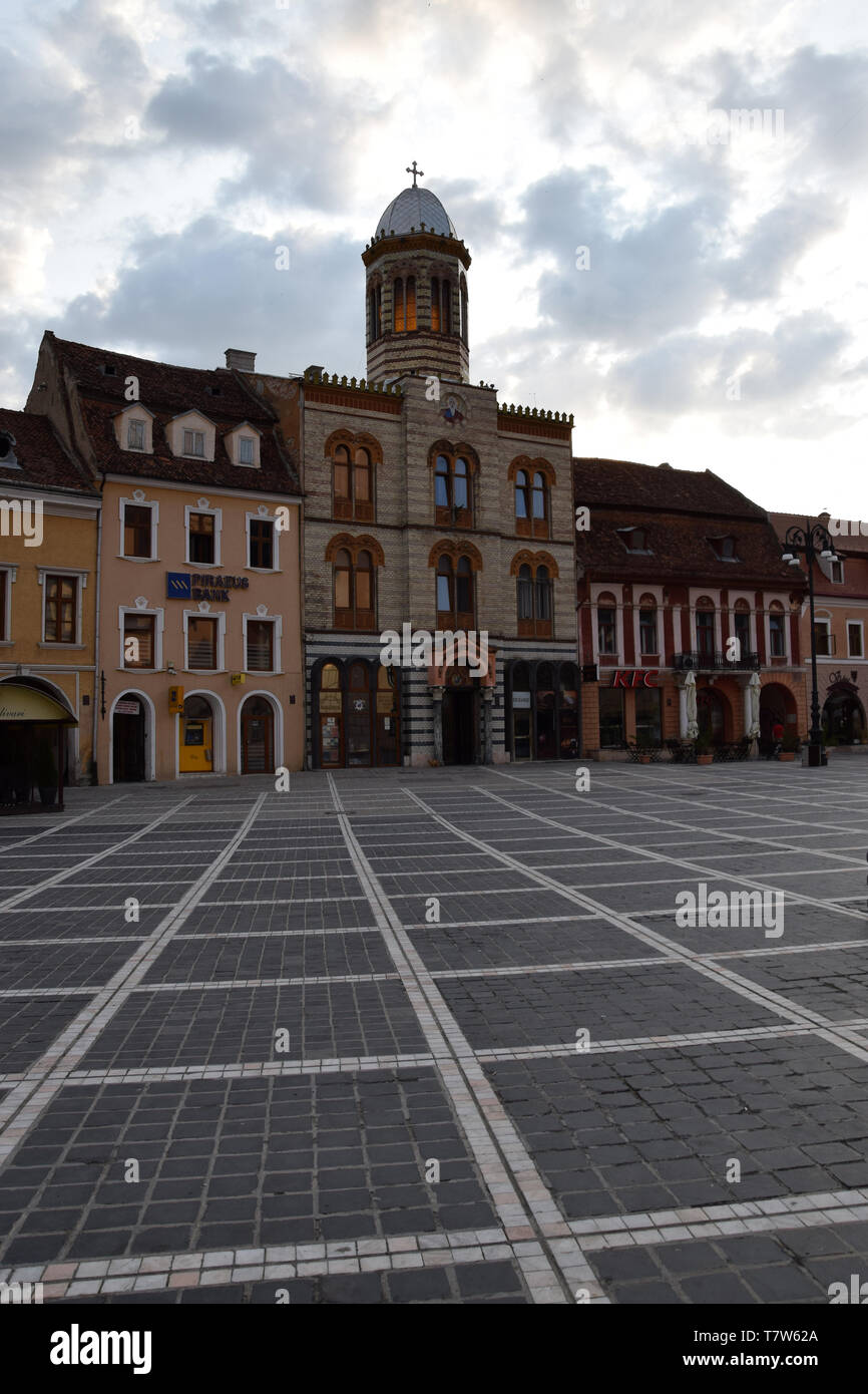 Brasov, Romania - Agosto 2017: Brasov Piazza del Consiglio (Centrul Vechi). Brasov centro citta'. Transilvania, Romania. Foto Stock