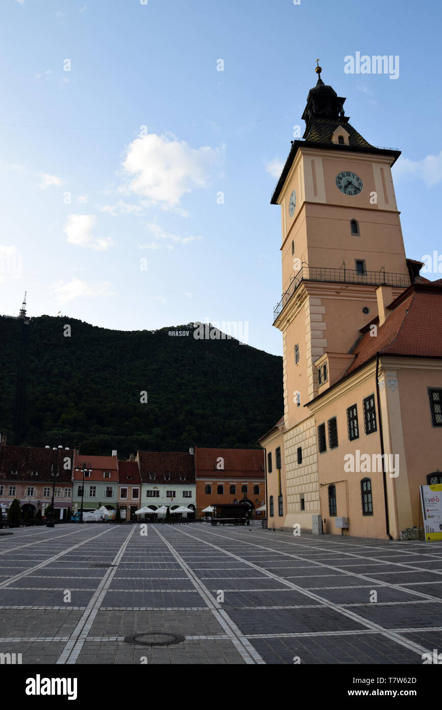 Brasov, Romania - Agosto 2017: Brasov Piazza del Consiglio (Centrul Vechi). Brasov centro citta'. Transilvania, Romania. Foto Stock