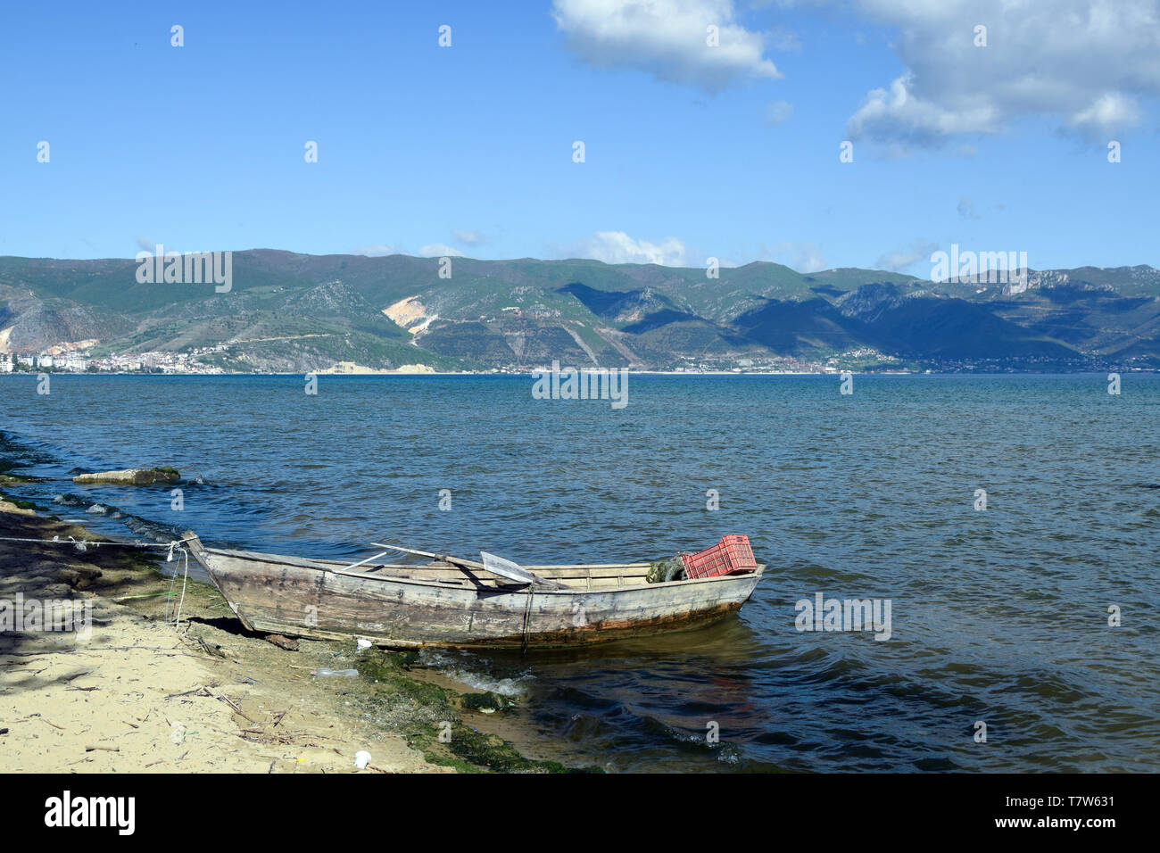 Il lago di Ohrid shore con la vecchia barca in legno. Spiaggia Vicino A Pogradec, Tushemisht, Albania. Foto Stock