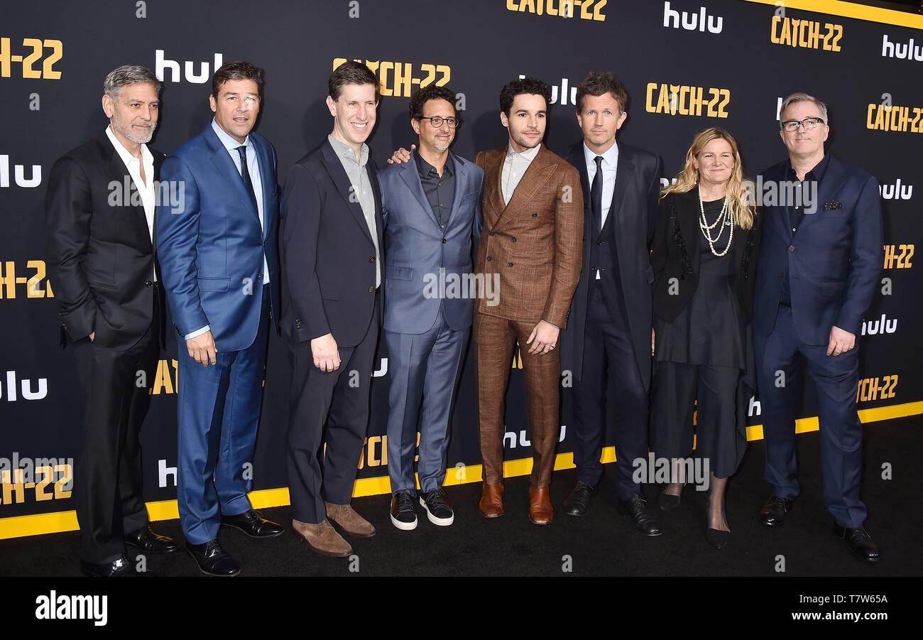 HOLLYWOOD, CA - maggio 07: (L-R) George Clooney, Kyle Chandler, Hulu Senior Vice President di originali Craig Erwich, Grant Heslov, Christopher Abbott, Richard Brown, Ellen Kuras e Luca Davis arrivano all'U.S. Premiere di Hulu 'Catch-22' a TCL teatro cinese il 7 maggio 2019 a Hollywood, in California. Foto Stock