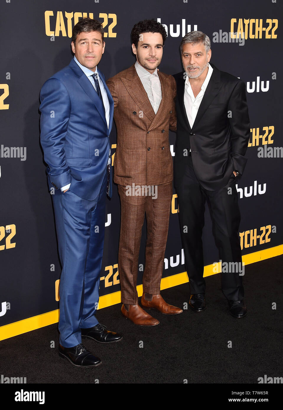 HOLLYWOOD, CA - maggio 07: (L-R) Kyle Chandler, Christopher Abbott e George Clooney arriva a U.S. Premiere di Hulu 'Catch-22' a TCL teatro cinese il 7 maggio 2019 a Hollywood, in California. Foto Stock