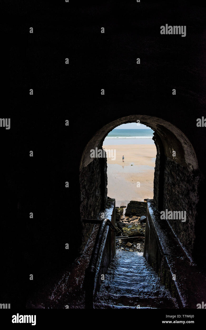 Il disuso storico di uscire dal tunnel che conduce dall'Hotel Victoria fino alla grande spiaggia occidentale a Newquay in Cornovaglia. Foto Stock
