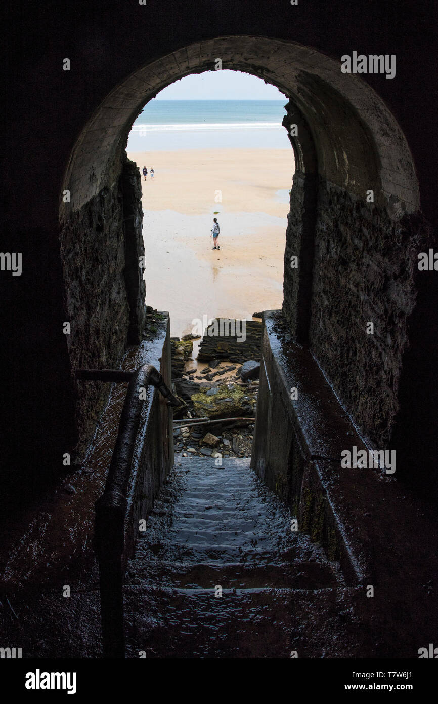 Il disuso storico di uscire dal tunnel che conduce dall'Hotel Victoria fino alla grande spiaggia occidentale a Newquay in Cornovaglia. Foto Stock