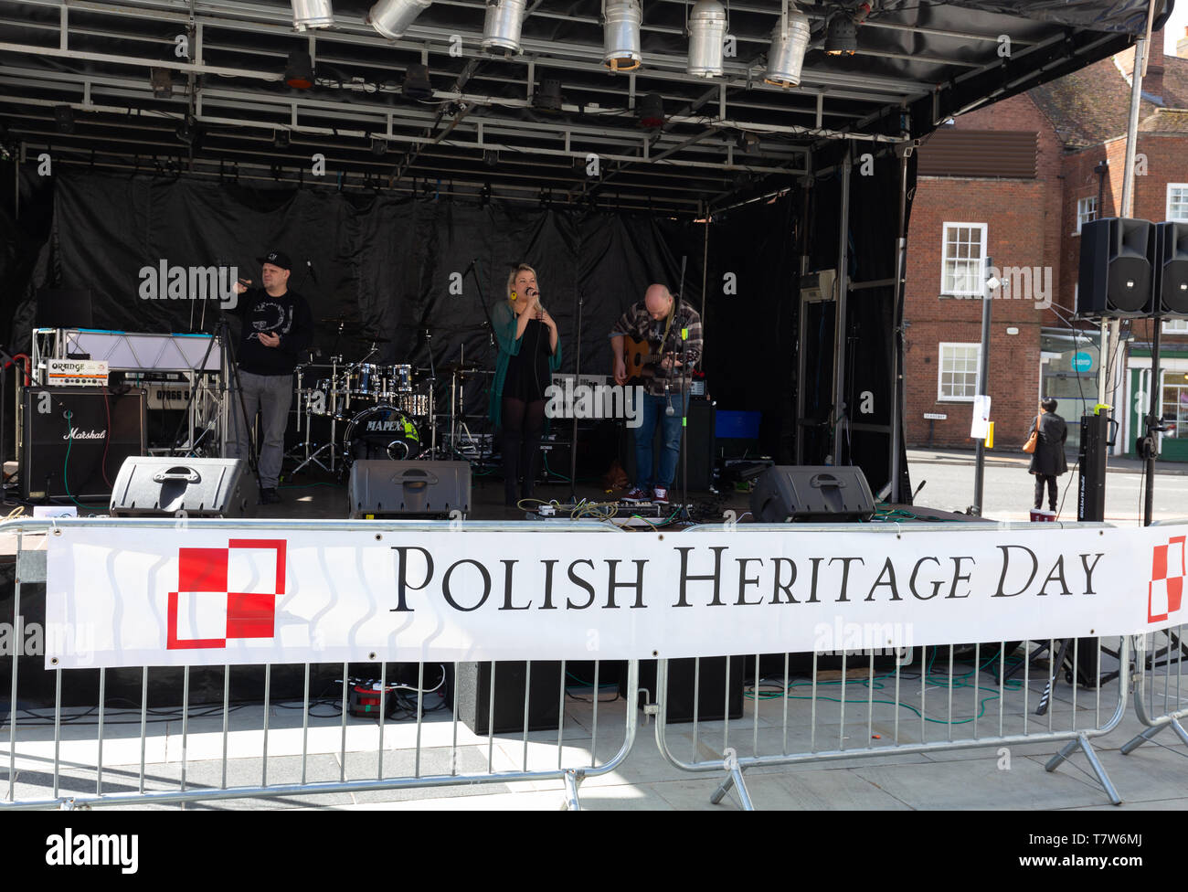 Patrimonio polacco giorno Regno Unito - una banda polacca giocando a Worcester city centre, Worcester, Worcestershire Inghilterra REGNO UNITO Foto Stock