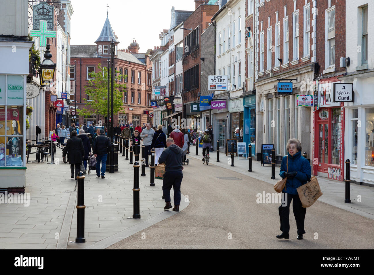 Worcester scena di strada - persone che camminano su Broad Street, Worcester city, WORCESTERSHIRE REGNO UNITO Foto Stock