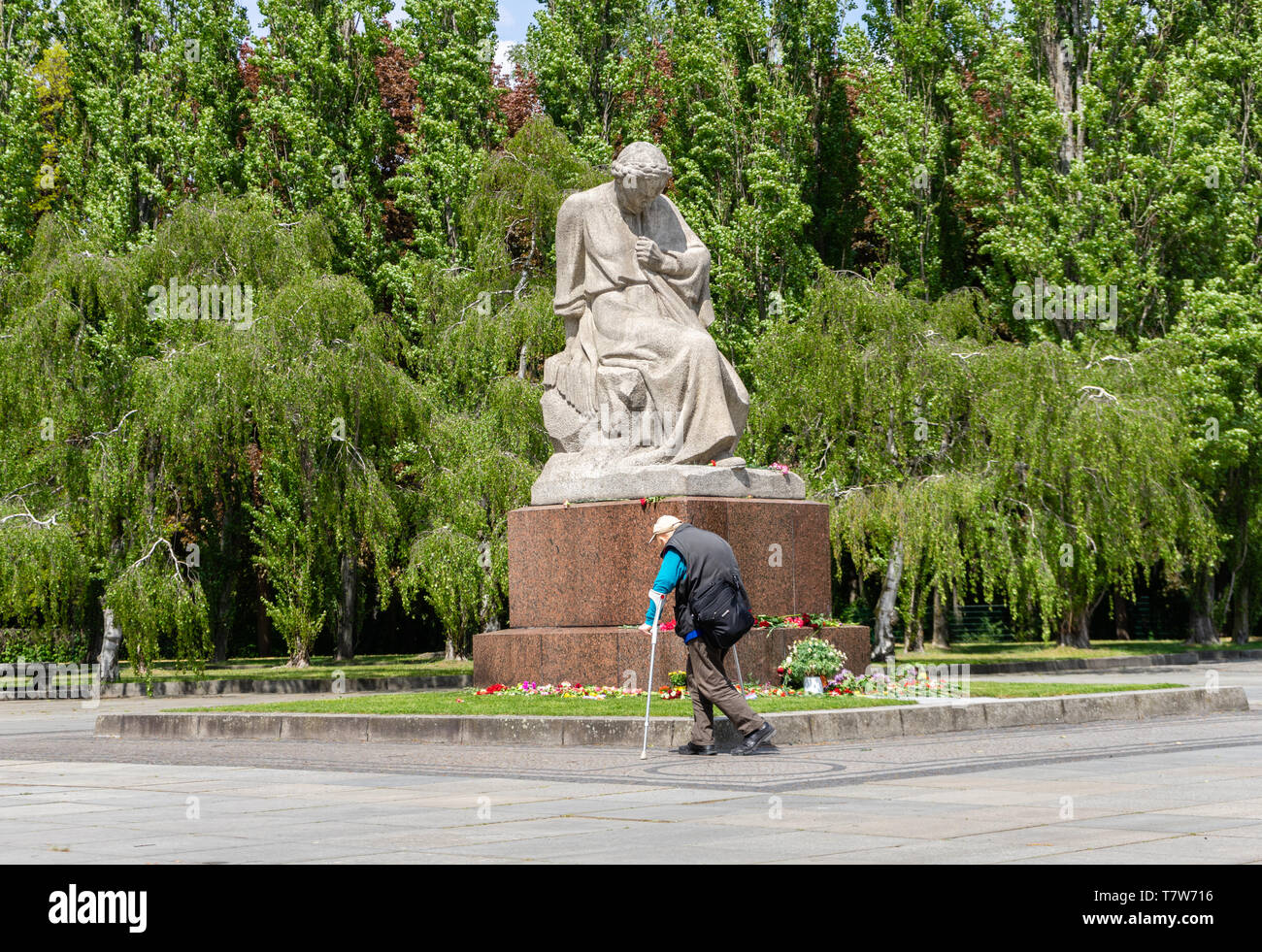 Il pianto patria statua alla guerra sovietica Memorial (Sowjetisches Ehrenmal) in memoria dei caduti soldati sovietici, Berlin Treptow, Germania Foto Stock