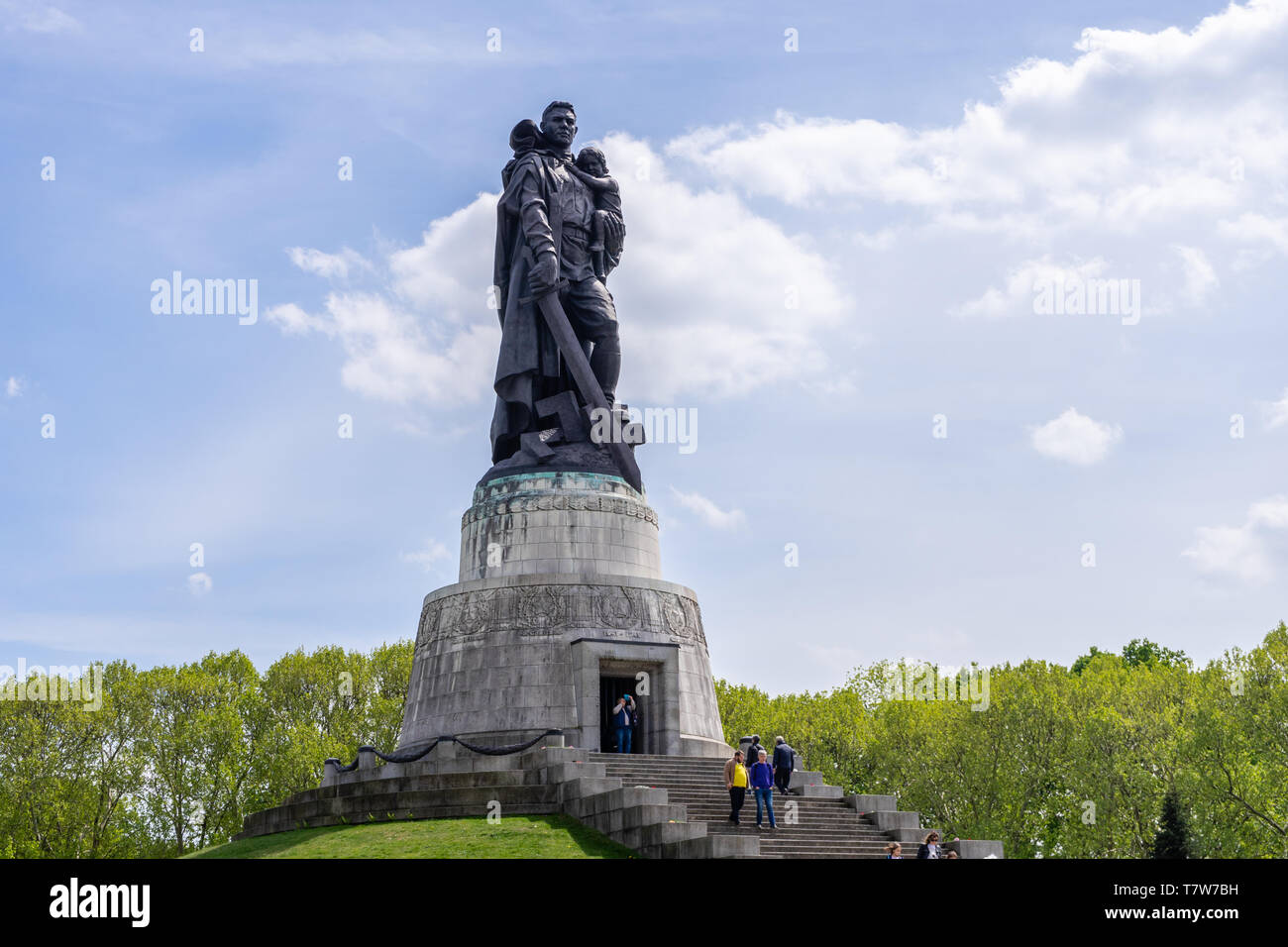 Guerra sovietica Memorial statua (Sowjetisches Ehrenmal) a Berlino Treptow, Berlino Foto Stock