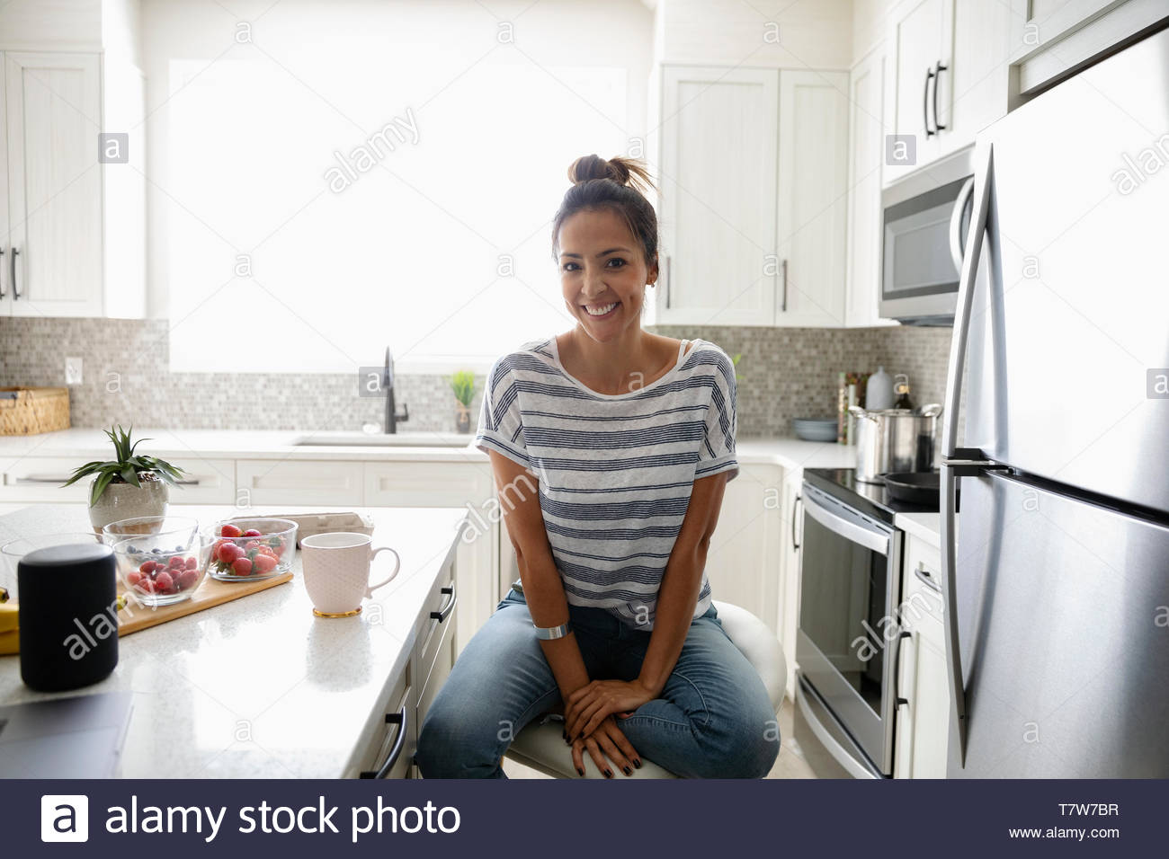 Ritratto di donna fiducioso di bere il caffè la mattina in cucina Foto Stock