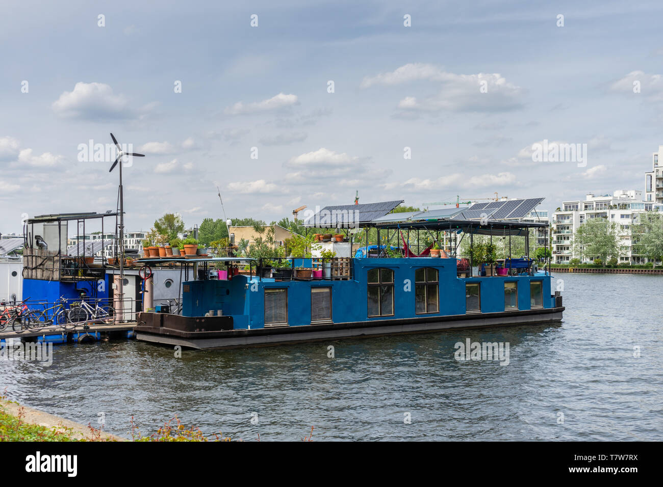 Eco Friendly house boat ormeggiato sul fiume Sprea a Treptower Park, Berlino in 2019, Germania Foto Stock