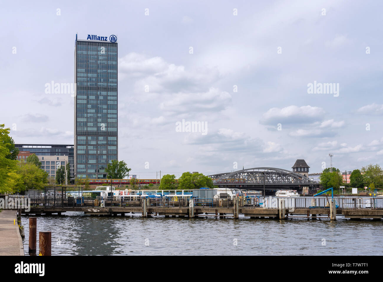 Vista sul fiume Sprea nel Treptower Park, la torre Allianz a sinistra e il ponte Elsen a destra 2019, il quartiere Berlin Treptow, Germania Foto Stock