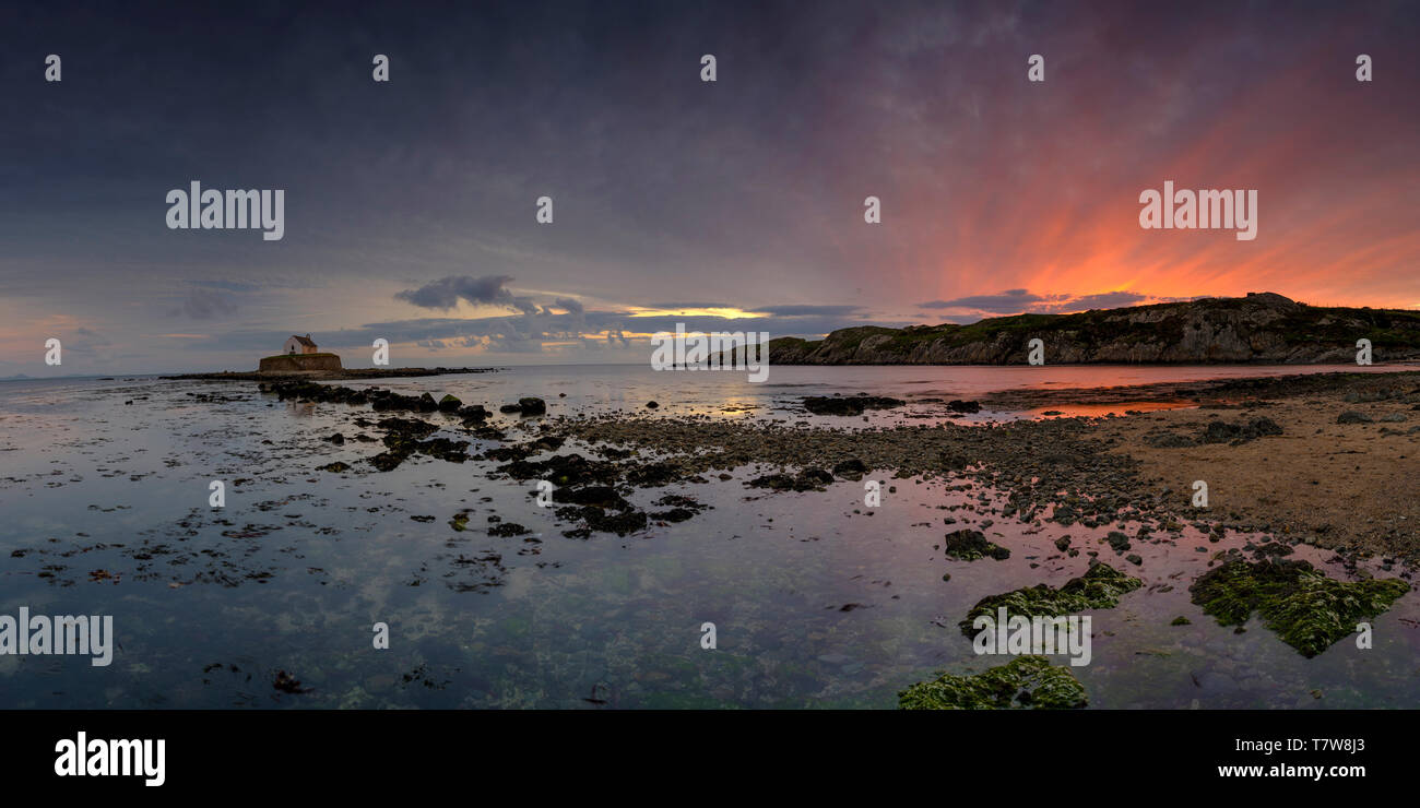 Porth Cwyfan, Regno Unito - 3 Maggio 2019: "La Chiesa in mare' (eglwys bach y mor) al Port Cwyfan. Foto Stock