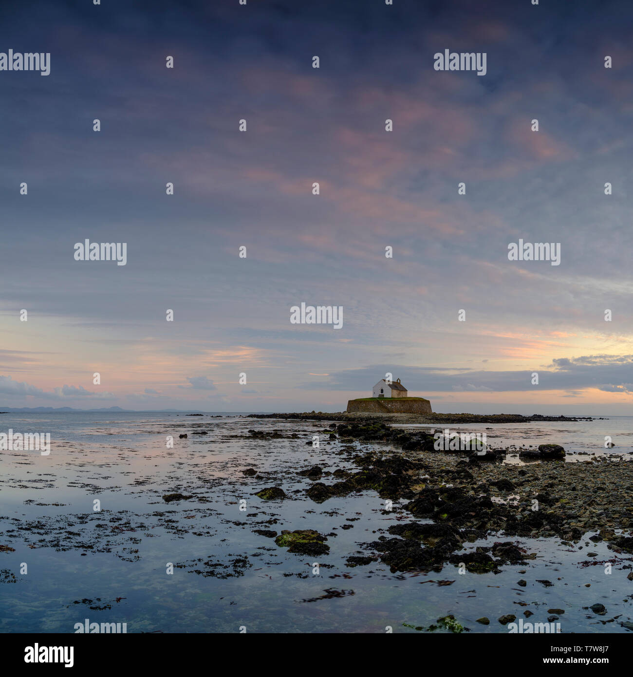 Porth Cwyfan, Regno Unito - 3 Maggio 2019: "La Chiesa in mare' (eglwys bach y mor) al Port Cwyfan. Foto Stock