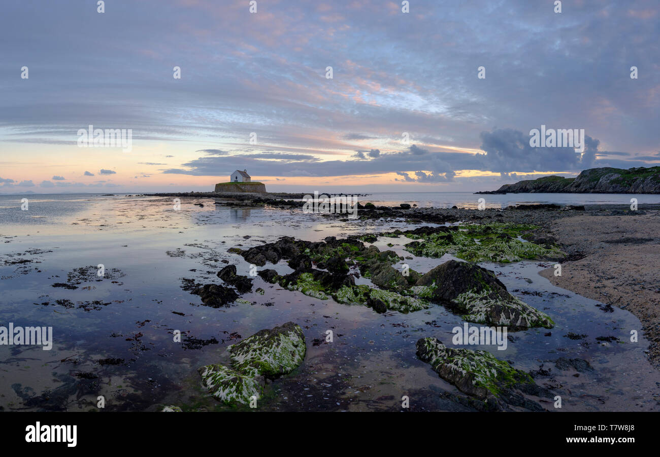 Porth Cwyfan, Regno Unito - 3 Maggio 2019: "La Chiesa in mare' (eglwys bach y mor) al Port Cwyfan. Foto Stock