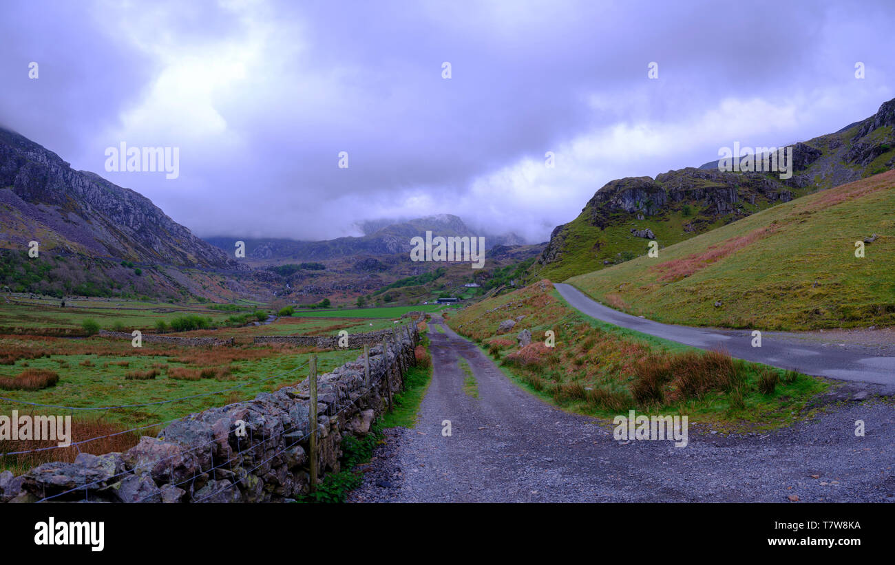 Bethesda, Regno Unito - 3 Maggio 2019: Panorama verso Pont Pen-y-benglog. Foto Stock