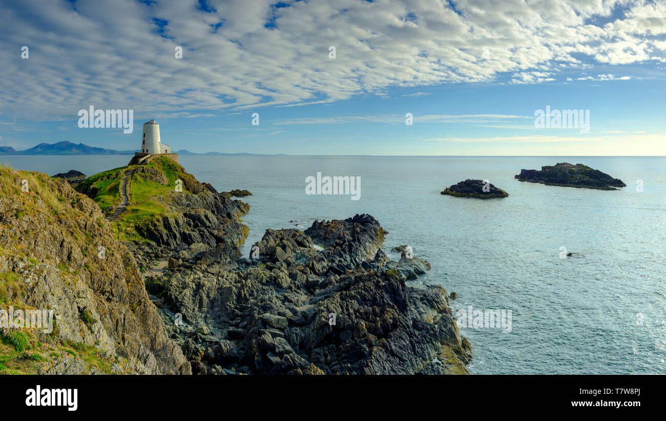 Llanddwyn, Galles - 1 Maggio 2019: Twr Mar faro sull isola di Llanddwyn off Anglesey, Galles REGNO UNITO Foto Stock