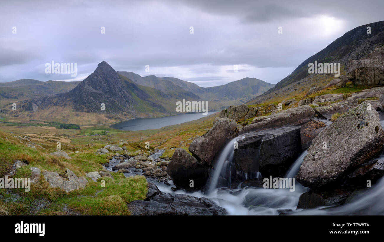 Llyn Ogwen, Galles - Aprile 30, 2019: Tryfan nella primavera luce della sera dal vicino Ffynnon Lloer, Wales, Regno Unito Foto Stock