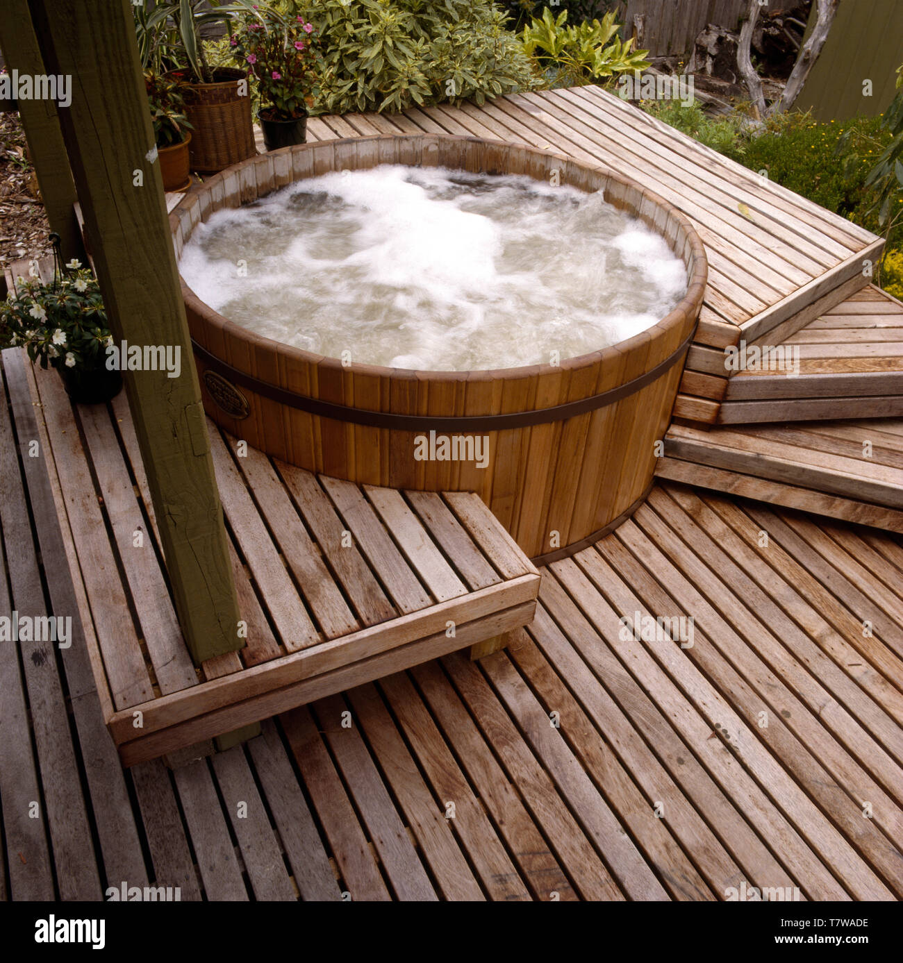 Vasca idromassaggio impostato in legno decking in un paese giardino Foto  stock - Alamy