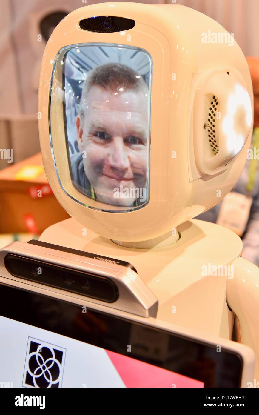 Futuro Robot un chiosco interattivo i robot di servizio sul display al CES, dimostrazione di retail pubblicità scheda sandwich di servizi, Las Vegas, STATI UNITI D'AMERICA Foto Stock Futuro Robot un chiosco interattivo i robot di servizio sul display al CES, dimostrazione di retail pubblicità scheda sandwich di servizi, Las Vegas, STATI UNITI D'AMERICA Foto Stock