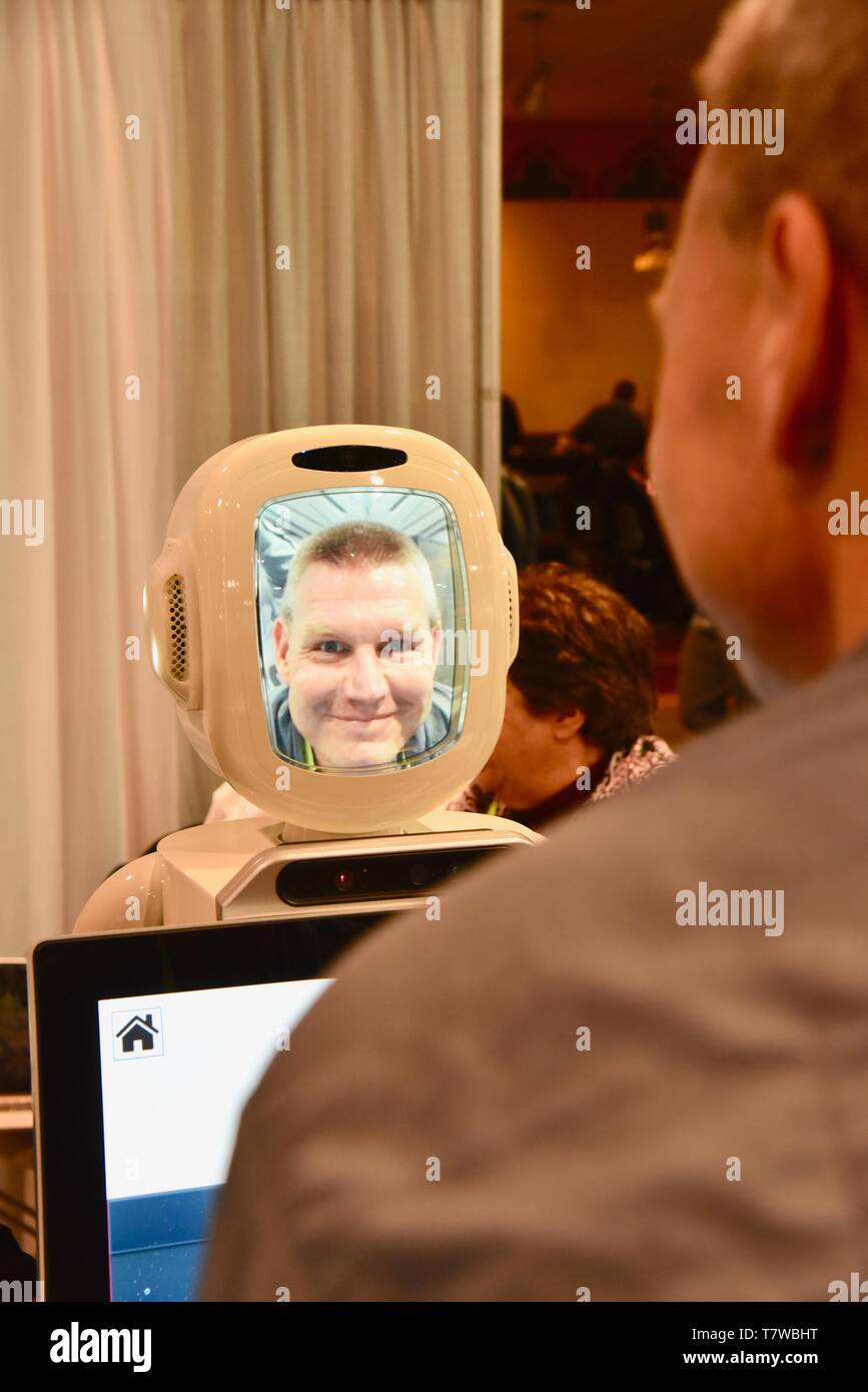 Futuro Robot un chiosco interattivo i robot di servizio sul display al CES, dimostrazione di retail pubblicità scheda sandwich di servizi, Las Vegas, STATI UNITI D'AMERICA Foto Stock Futuro Robot un chiosco interattivo i robot di servizio sul display al CES, dimostrazione di retail pubblicità scheda sandwich di servizi, Las Vegas, STATI UNITI D'AMERICA Foto Stock