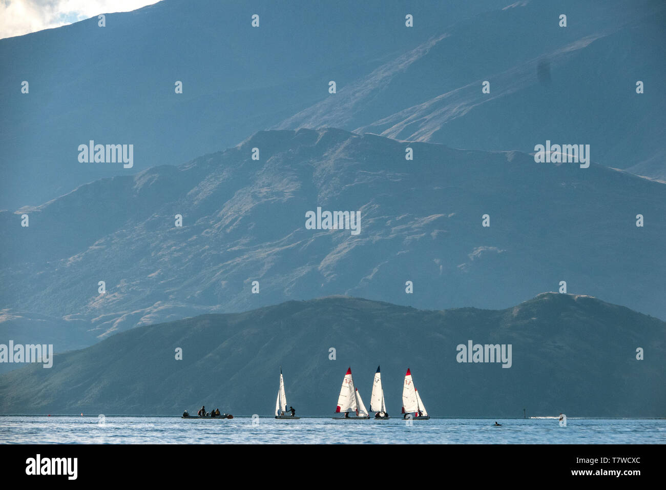 Nuova Zelanda scene. Barca a vela sul lago Wanaka in Nuova Zelanda. Foto Stock