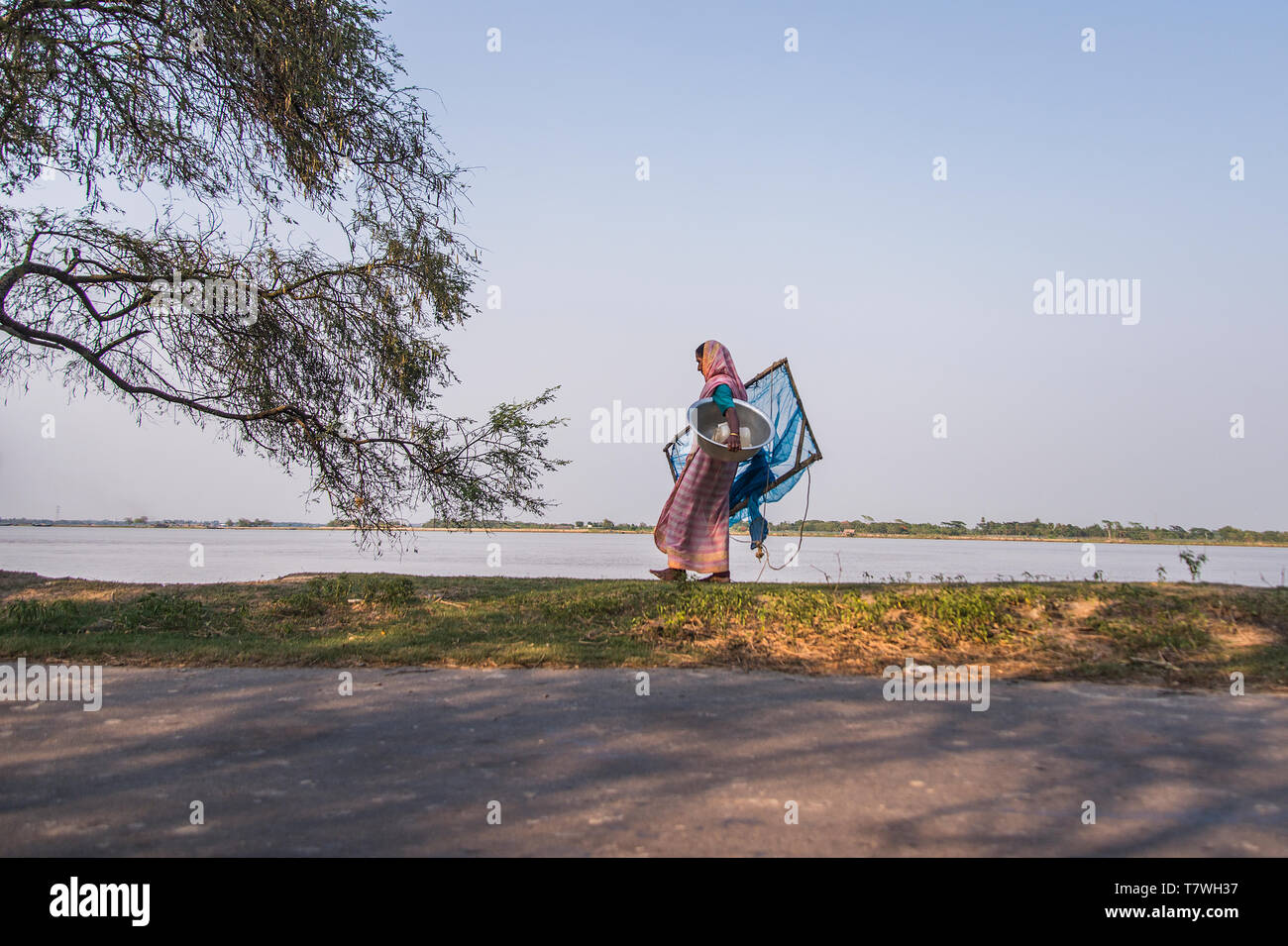 Fisherman porta una rete da pesca in Khulna, Bangladesh. Foto Stock