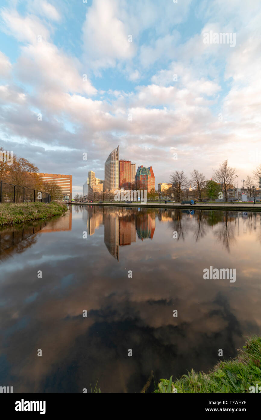Alba sull'aia cityscape riflette sull'acqua alla stagione primaverile Foto Stock