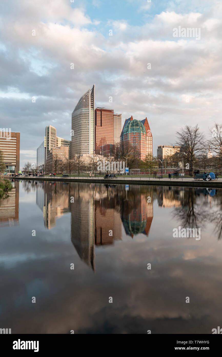 Alba sull'aia cityscape riflette sull'acqua alla stagione primaverile Foto Stock