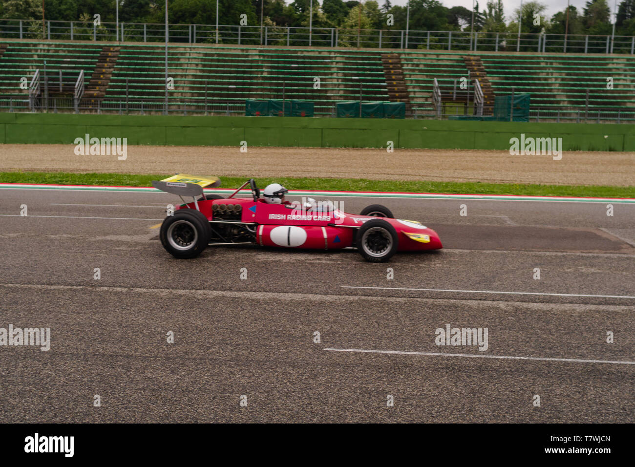 Un inizio di giornata auto di Formula Uno è volare veloce sul rettilineo principale Foto Stock