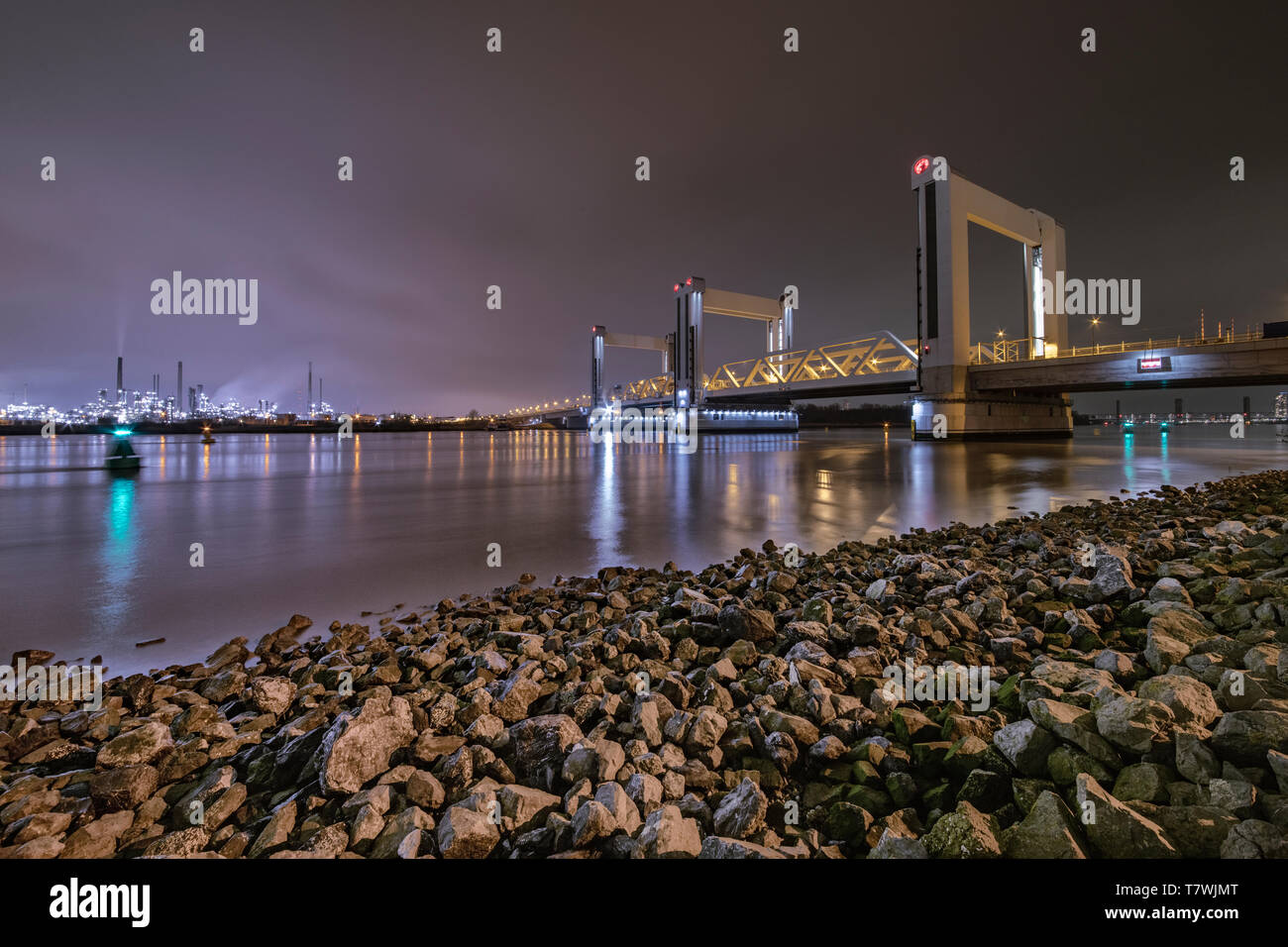 ROTTERDAM, 21 marzo 2019 - Vista del Dutch Betlek ponte sopra il fiume e contro il Rotterdam chimico complesso industriale. Foto Stock