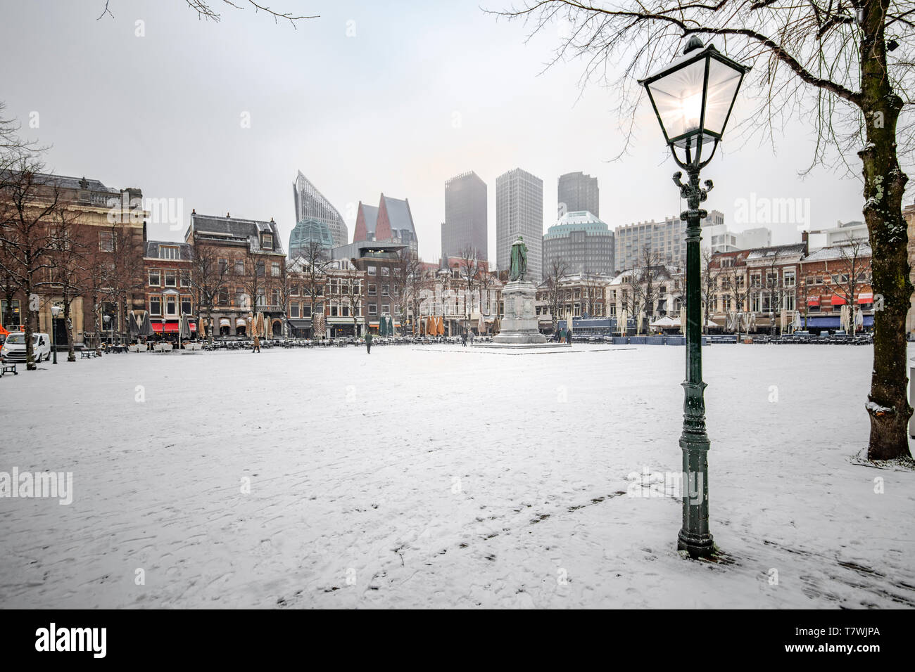 L'Aia, 22 Gennaio 2019 - la neve sul posto centrale, Spui in olandese, di solito affollate di persone che si cena e drink durante il tramonto e il caldo Foto Stock