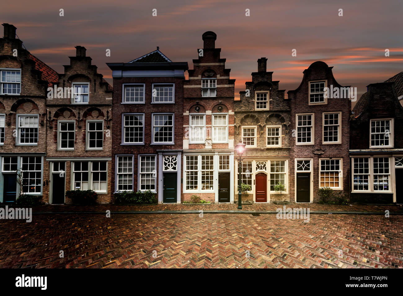 Scuro illuminato la facciata della residenza di Amsterdam, Paesi Bassi Foto Stock