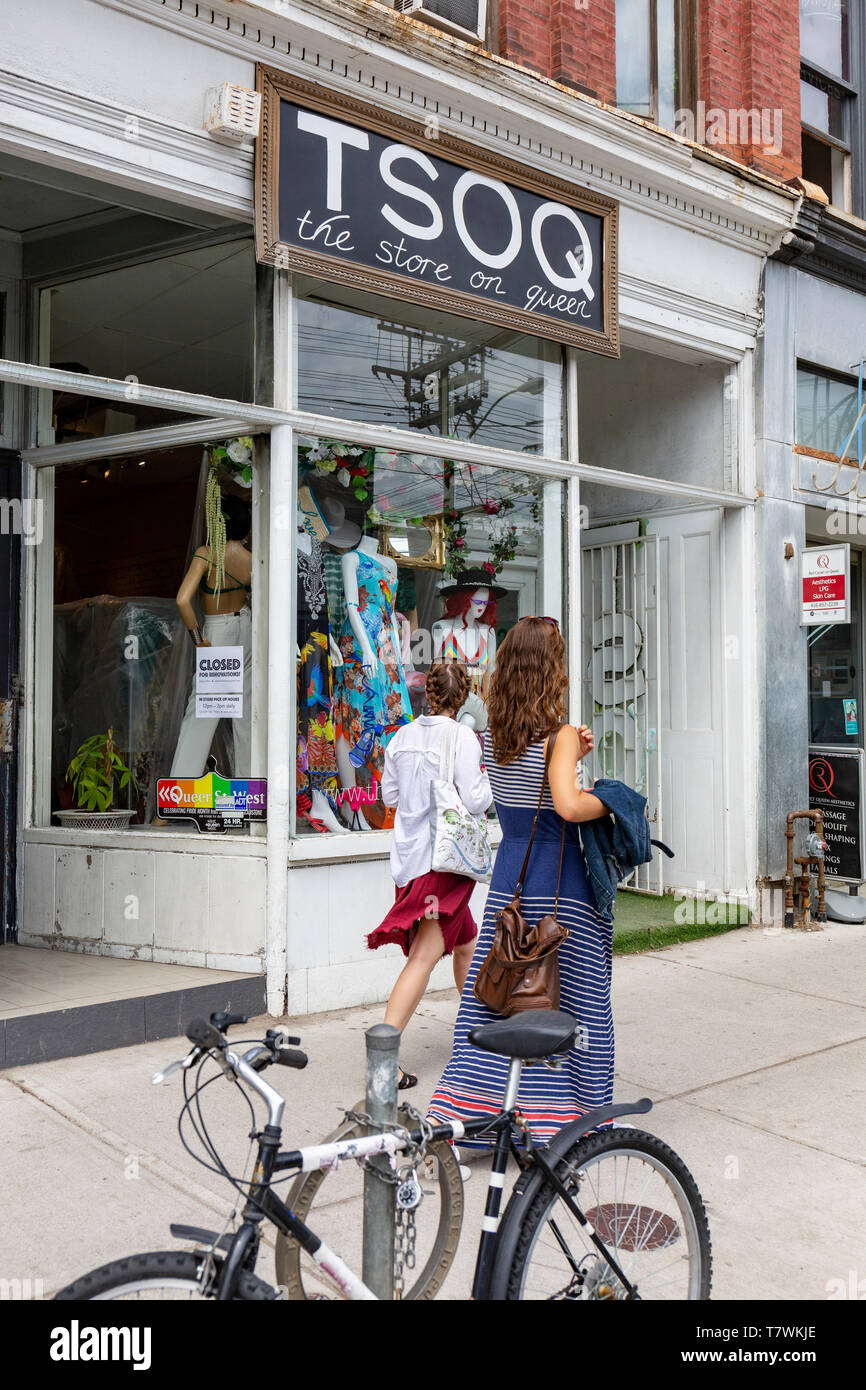 Canada, Provincia di Ontario, città di Toronto, Queen Street West, nuovo quartiere alla moda, negozio di abbigliamento per donna TSOQ lo store sulla regina, pedonale donne e moto Foto Stock