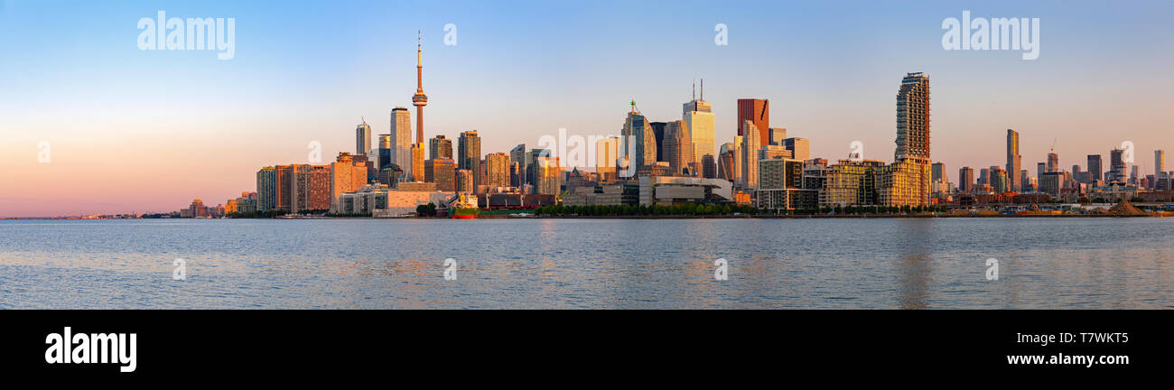 Canada, Provincia di Ontario, la città di Toronto, la città e i suoi grattacieli in sunsrise dalle rive del lago Ontario Foto Stock