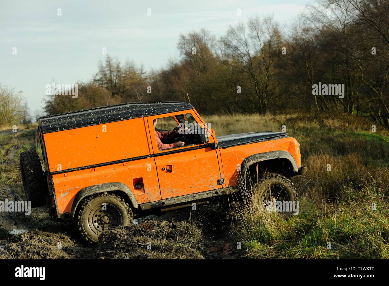 Off-road Landrover affronta un fangoso corso di prova su una giornata invernale e nel distretto di Peak, Derbyshire Foto Stock