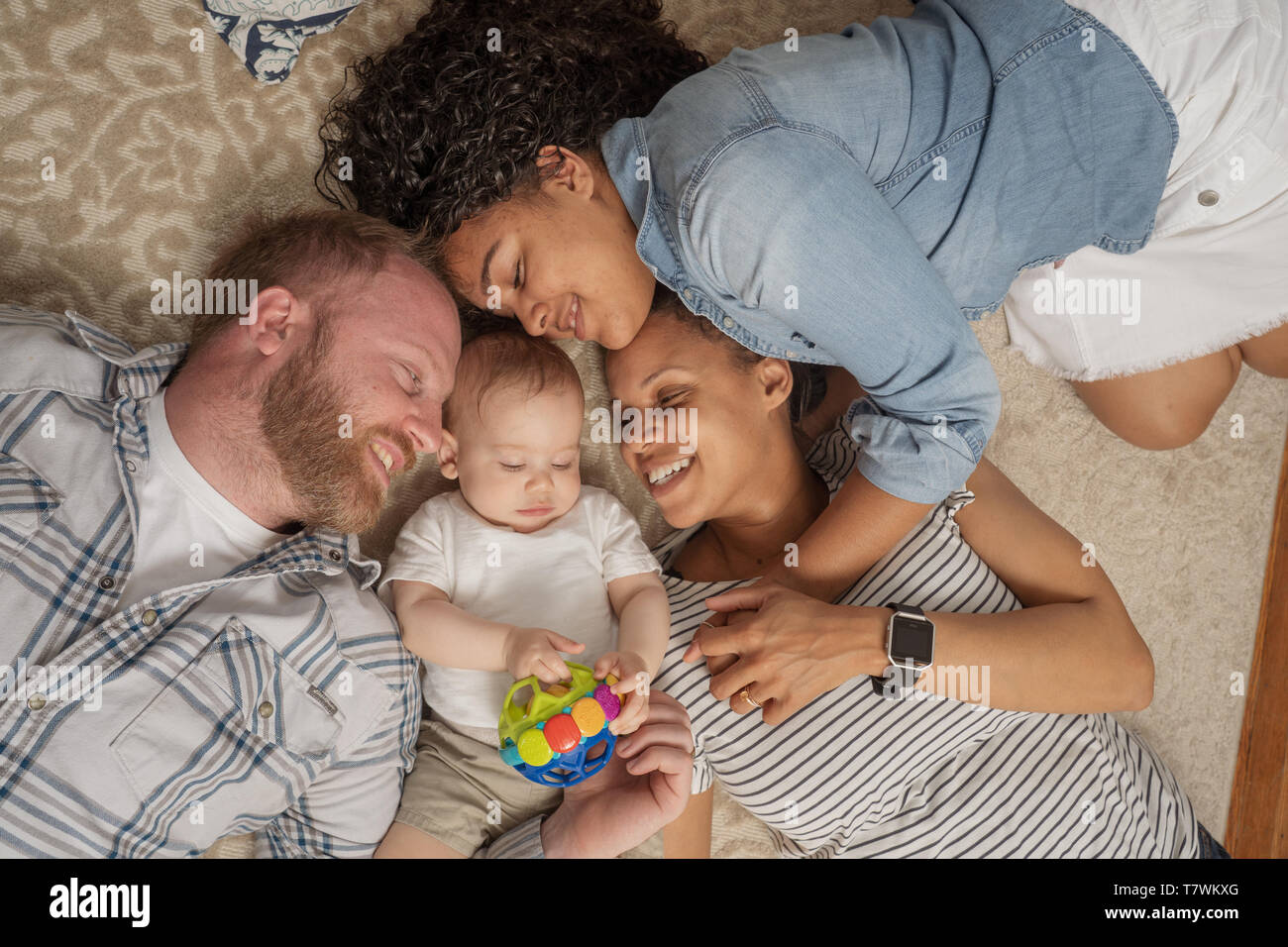 Famiglia di 4 persone nella loro casa in North Philadelphia, bambino di 6 mesi, 15 anni di Sorella e genitori. Foto Stock