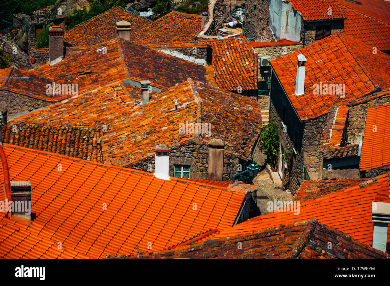 Paesaggio con molti tetti di vecchie case di pietra e i camini di Monsanto. Un grazioso e caratteristico villaggio storico del Portogallo. Foto Stock