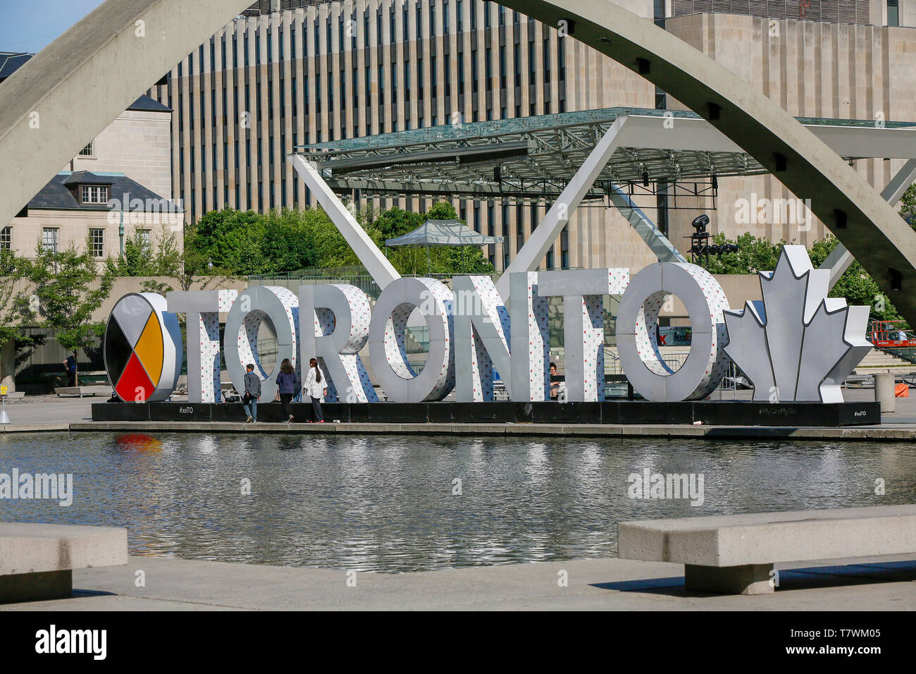 Canada, Provincia di Ontario, città di Toronto Downtown, Municipio Nathan Phillips Square, 3D e segno di Toronto, la mitica fontana della città Foto Stock