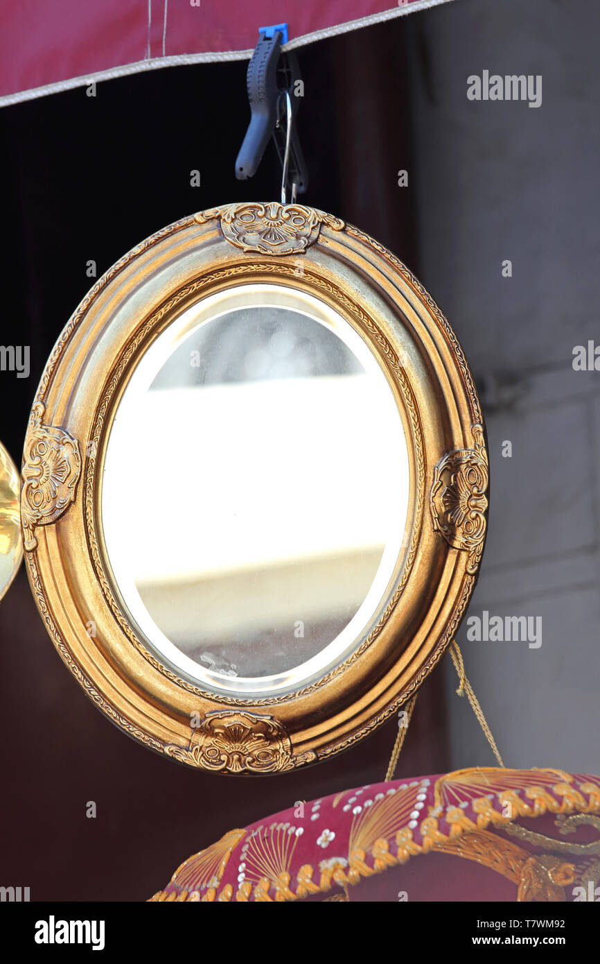 Antica Golden forma ovale il telaio dello specchietto Foto Stock