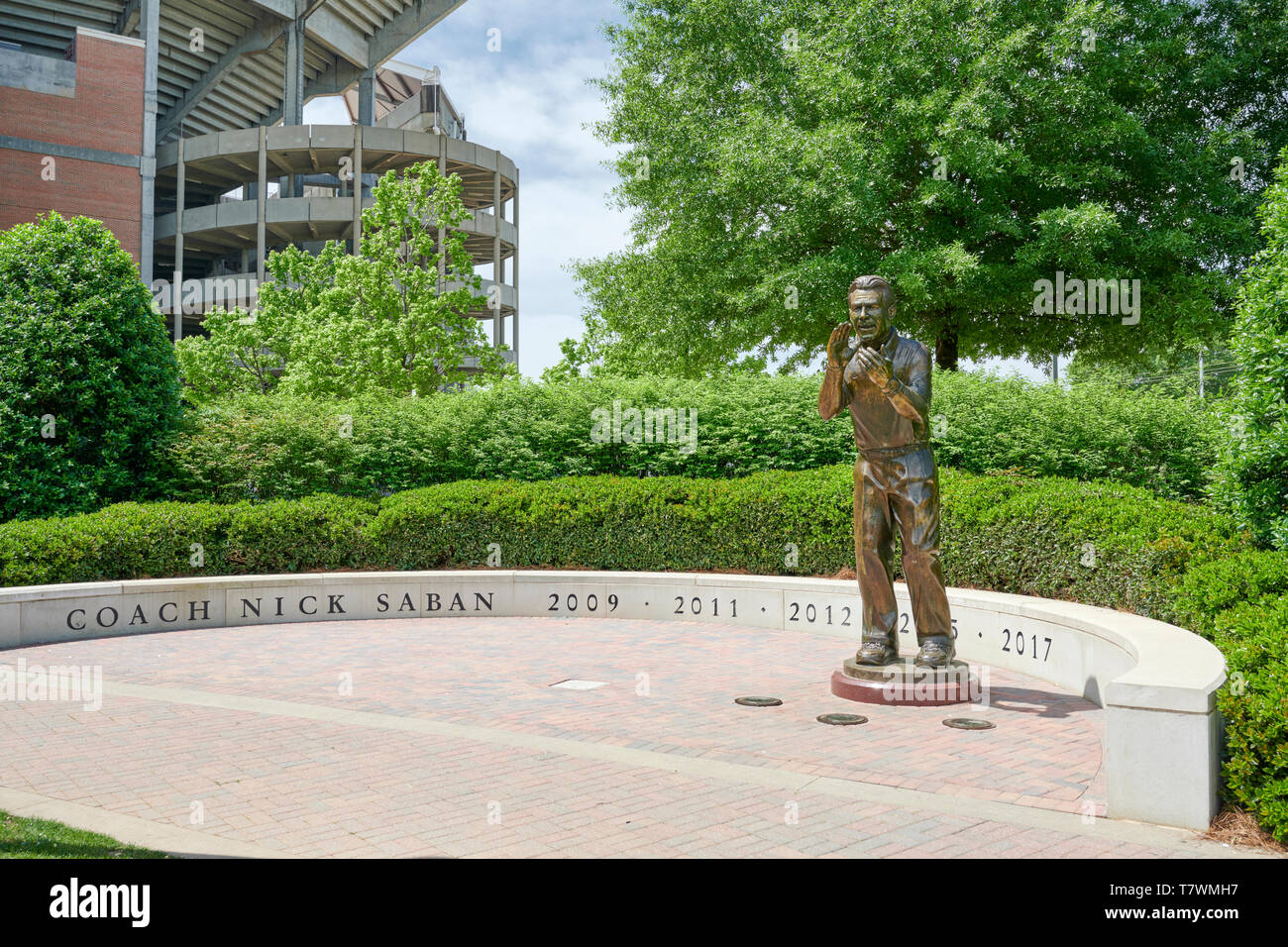 Statua in bronzo della University of Alabama allenatore di calcio Nick Saban lungo la passeggiata di campioni a Bryant-Denny Stadium, in Tuscaloosa Alabama, Stati Uniti d'America. Foto Stock