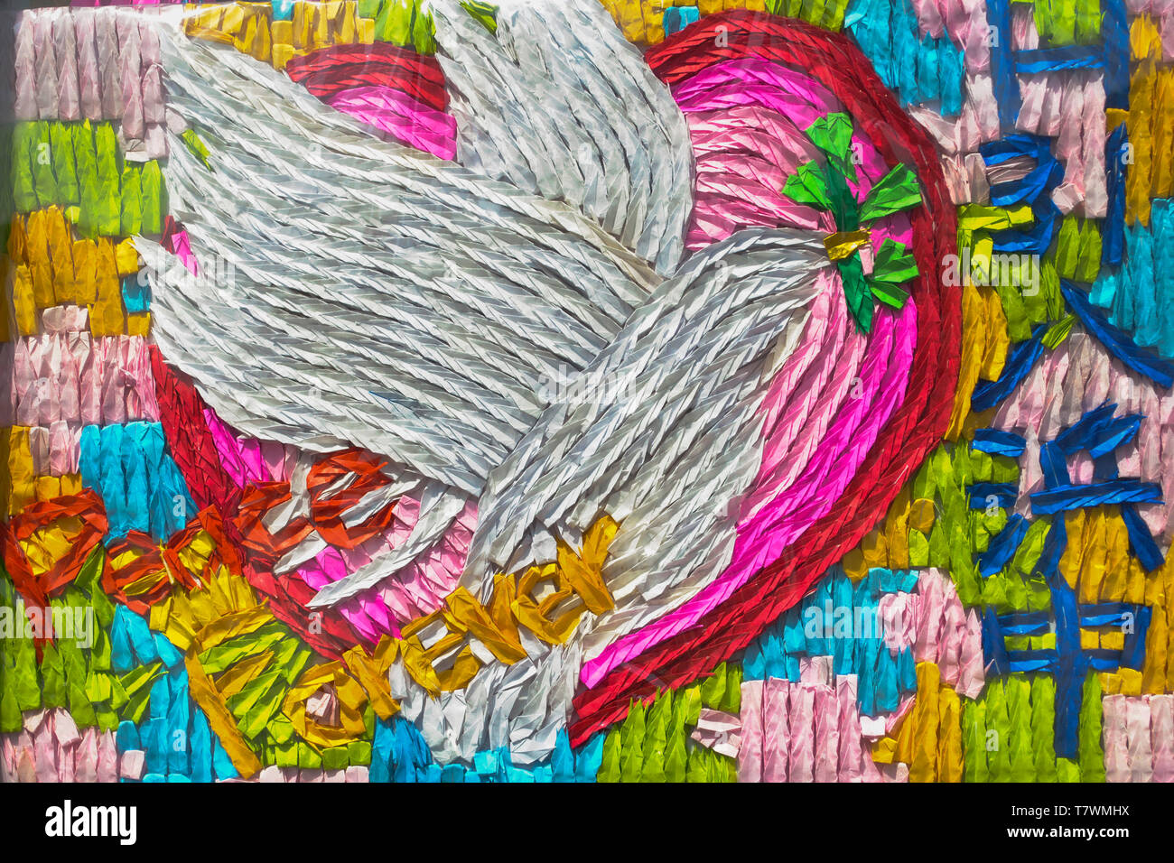 Origami, gru ripiegata con il messaggio "pace per sempre". Persone (per la maggior parte bambini di tutto il mondo di gru di piegatura e inviarli a Hiroshima dove Foto Stock