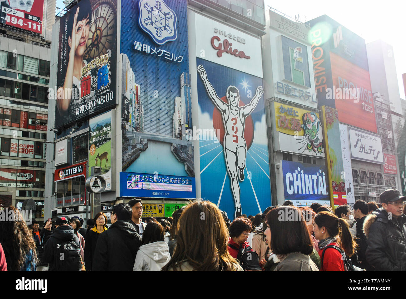 Vista della strada di Osaka. Glicoman. Affollata posto. Il Giappone. Foto Stock