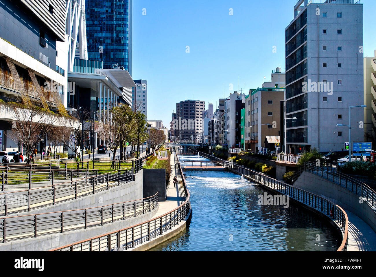 Attraversamenti sul fiume tra gli edifici e parchi. Crociere sul fiume Sumida. Sumida, Tokyo, Giappone. Foto Stock