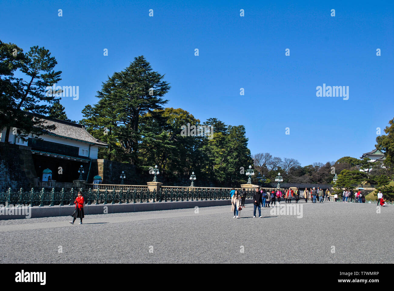 Seimon Ishibashi ponte che conduce al cancello principale del Palazzo Imperiale. Dietro, residenza imperiale (Kokyo). Chidoya, Tokyo, Giappone. Foto Stock