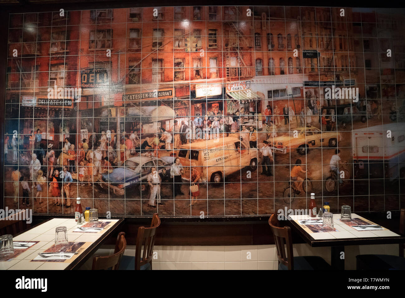 Un murale nel 2° Avenue Deli nell'Upper East Side di Manhattan mostra l'originale 2° Avenue Deli che era sul Lower East Side di Manhattan. Foto Stock