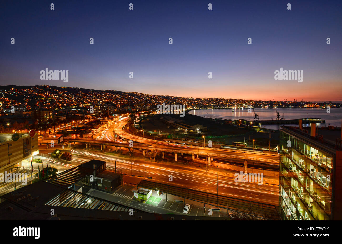 Vista serale della città e della baia, Valparaiso, Cile Foto Stock