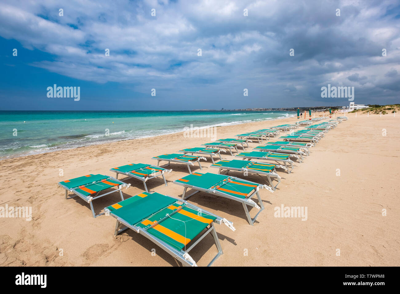 Italia Puglia Salento Gallipoli, Baia Verde spiaggia scompostamente oltre tre chilometri Foto Stock