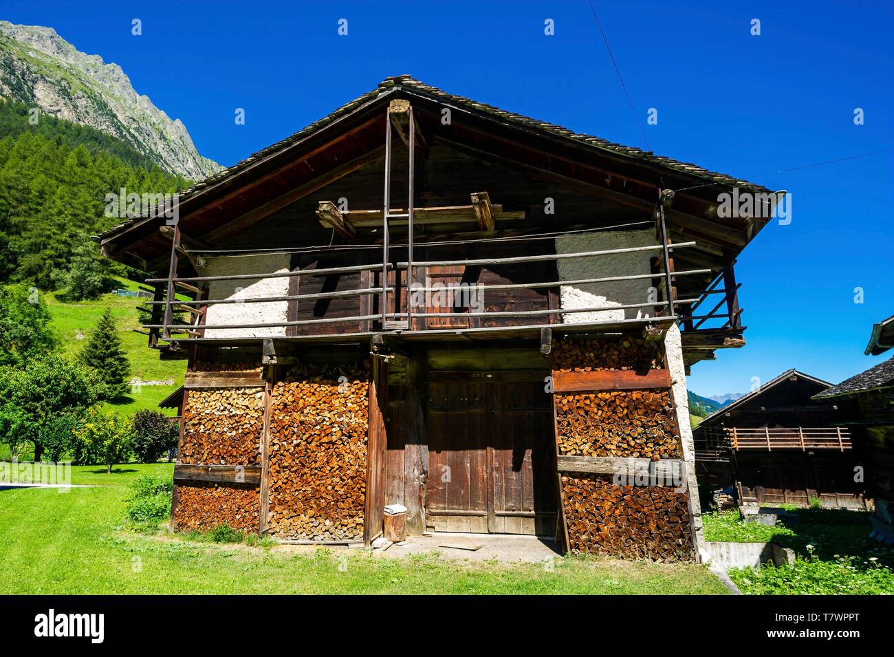 La Svizzera, Vallese, Val Ferret, Tour du Mt Blanc, tra La Fouly e Champex, tradizionali chalet vallesana Foto Stock