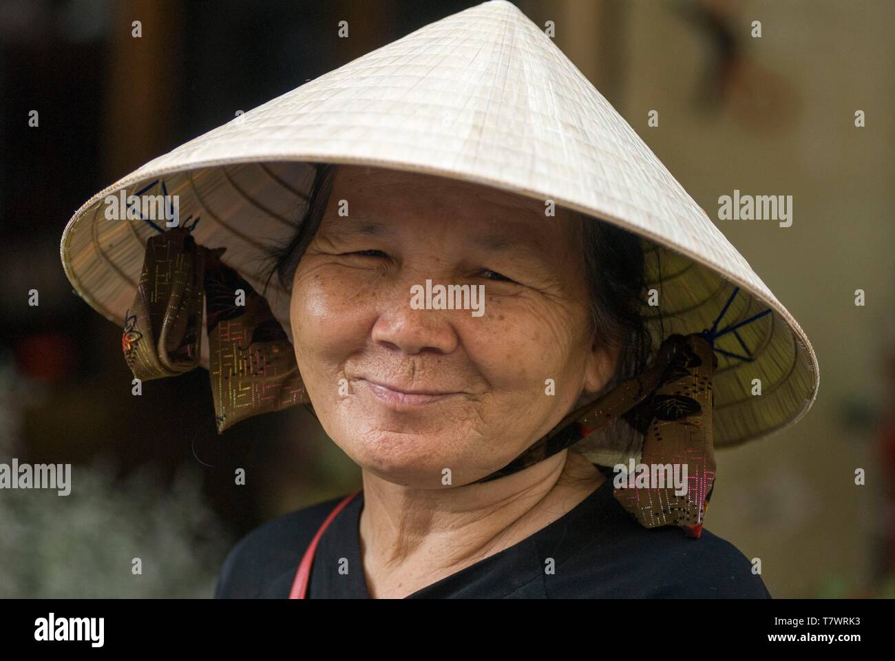 Il Vietnam, la regione di Sud Est, la città di Ho Chi Minh (Saigon), il ritratto di una donna che indossa un cappello vietnamita chiamato un Non La Foto Stock